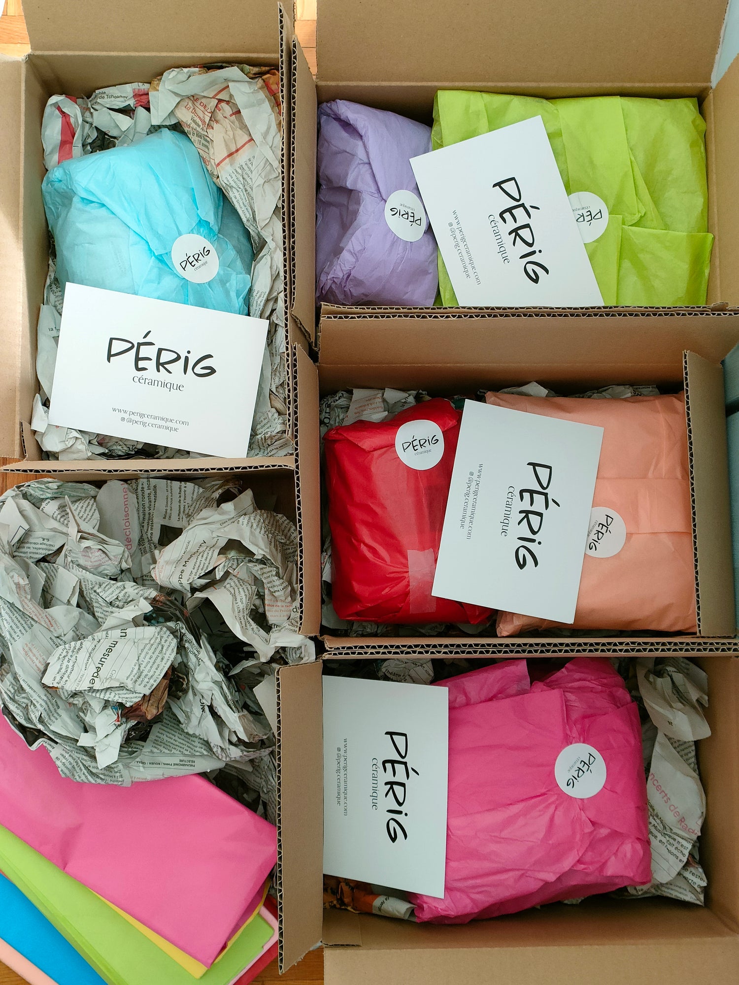 Les produits sont emballés dans des journaux recyclés par soucis économique et écologique